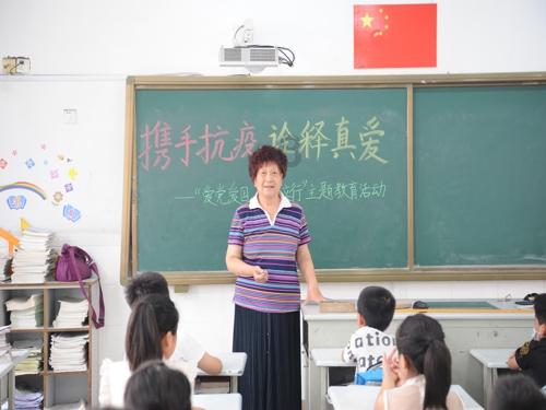 宝宝的指甲发白，是怎么回事？